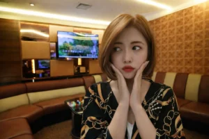 台中KTV包廂氣氛，女生在包廂內帶動氣氛的真實場景